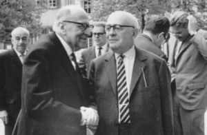 Escuela de Frankfurt y Cultura de Masas:Max Horkheimer (izquierda), Theodor Adorno (derecha) y Jürgen Habermas (fondo derecha) en 1965 en Heidelberg.