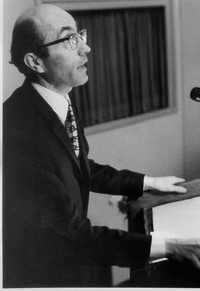 Niklas Luhmann exponiendo