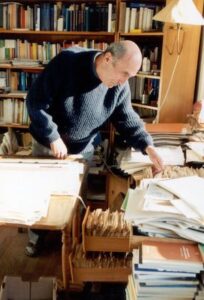 Niklas Luhmann en su despacho, junto a su celebre fichero de notas